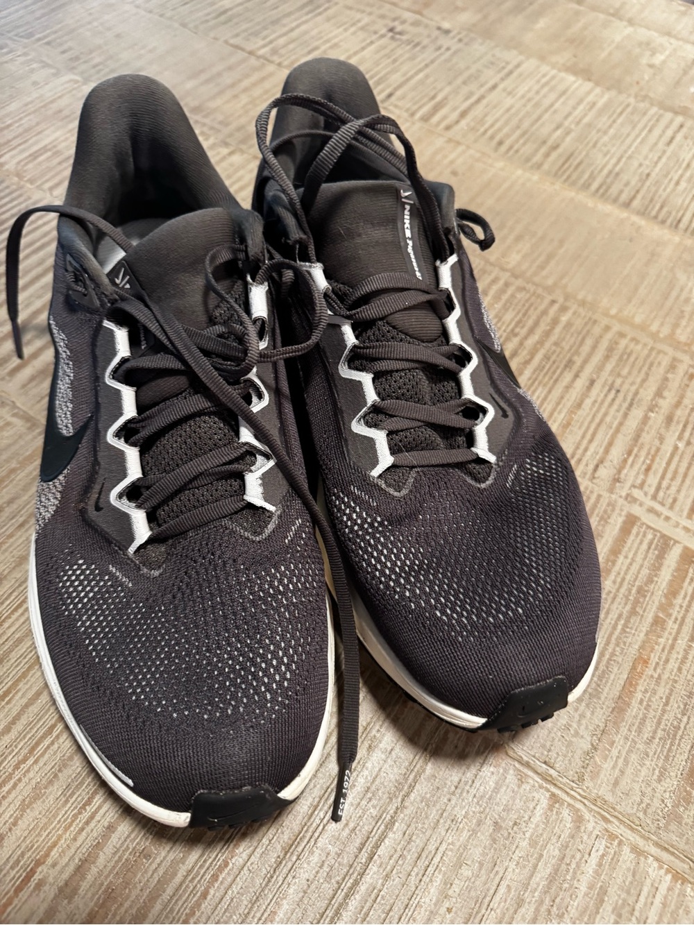 Nike Men's Black and White Knit Running Sneakers